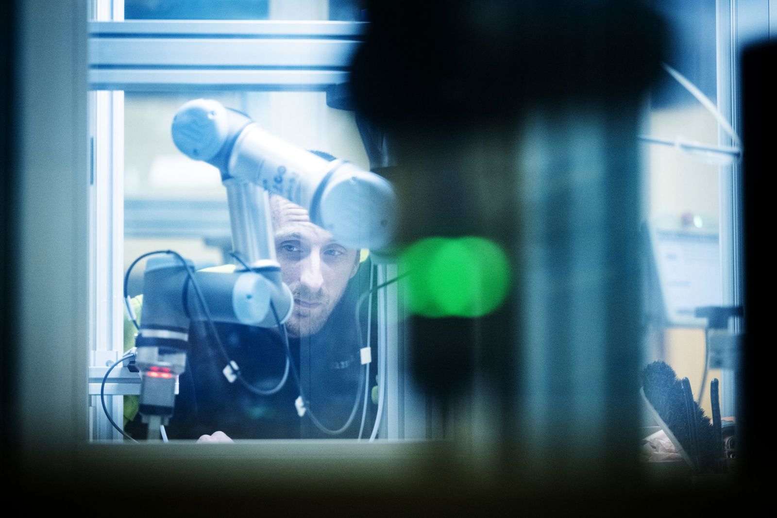 Mikael Wolgast sitter bakom en maskin.