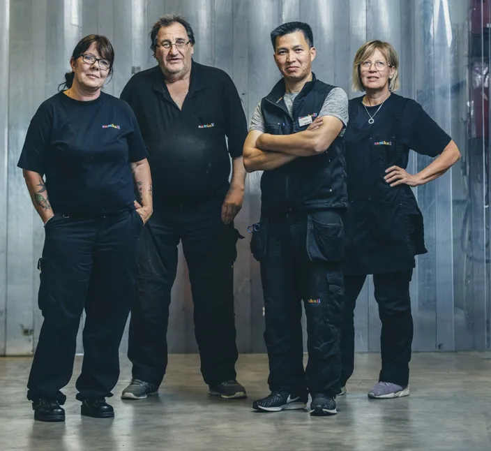 Carina Carlsson, Kjell-Ove ”Linus” Johansson, Choung Bui Van och Anette Lindegren, på bilden till vänster, är Samhallanställda och viktiga kuggar hos Nordic Leather Group i Uddevalla. Tillsammans med sina övriga arbetskamrater förvandlar de stora skinn till snygga skärp, väskor och andra lädervaror