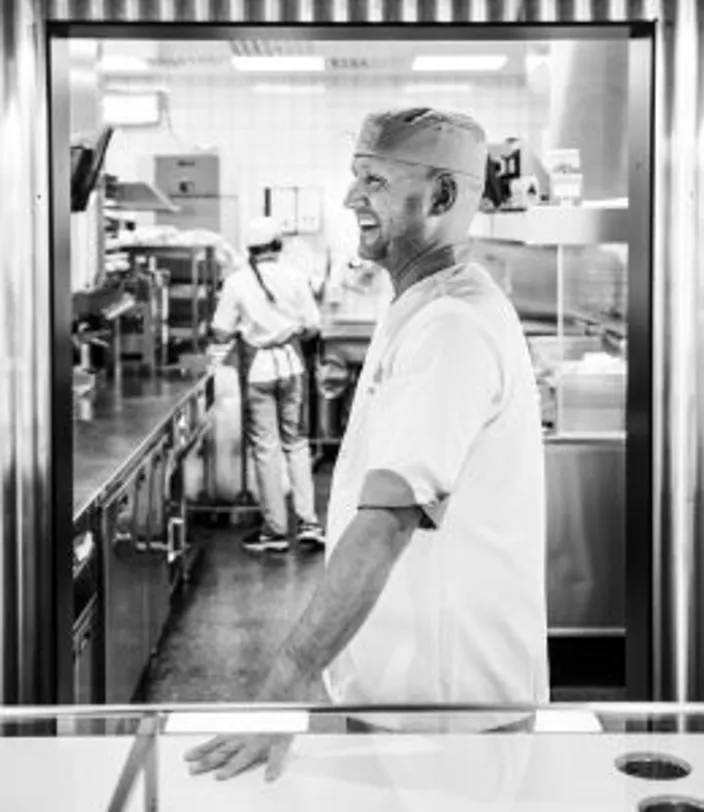 Christoffer Bergfors i köket