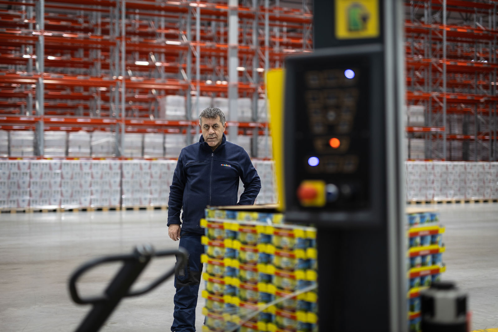 En man i Samhallkläder arbetar på ett lager