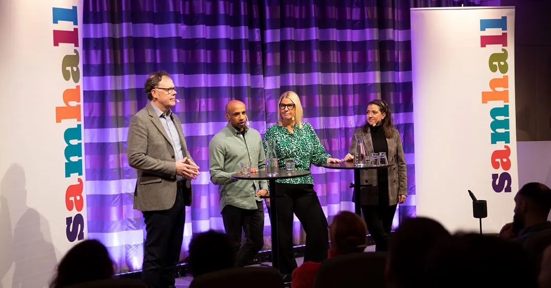 En bild på seminariescenen där Christian Horne , Aaron Kroon, Charlotte Zetterlund och Ann Mårder står på rad. Bakom dem står det två Samhall-skyltar.