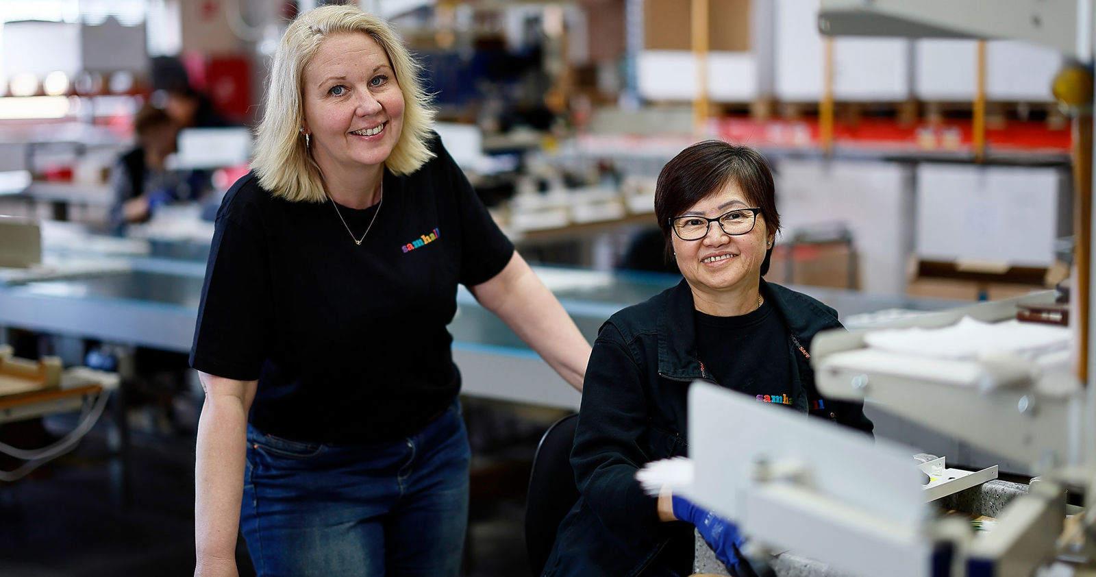 Två medarbetare på Samhall tittar in i kameran och ler.