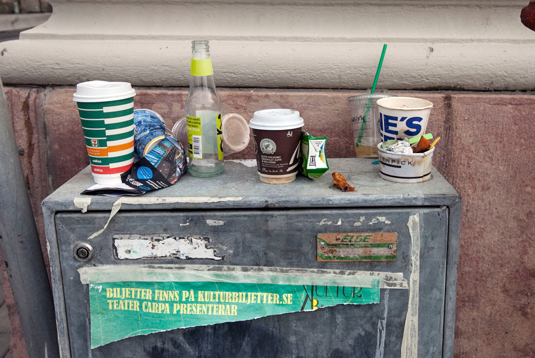 Elskåp med skräp på