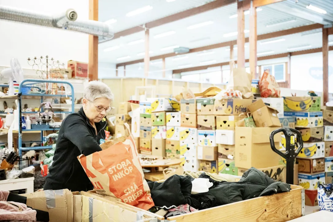 Lizbeth Nilsson jobbar hos Majas Stöd Mot Barncancer Secondhand.