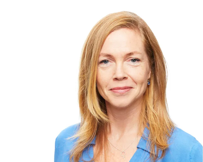 Ellionor Triay Strömvall, hållbarhetsspecialist på Upphandlingsmyndigheten. Blont långt hår och blå tröja mot vit bakgrund. 