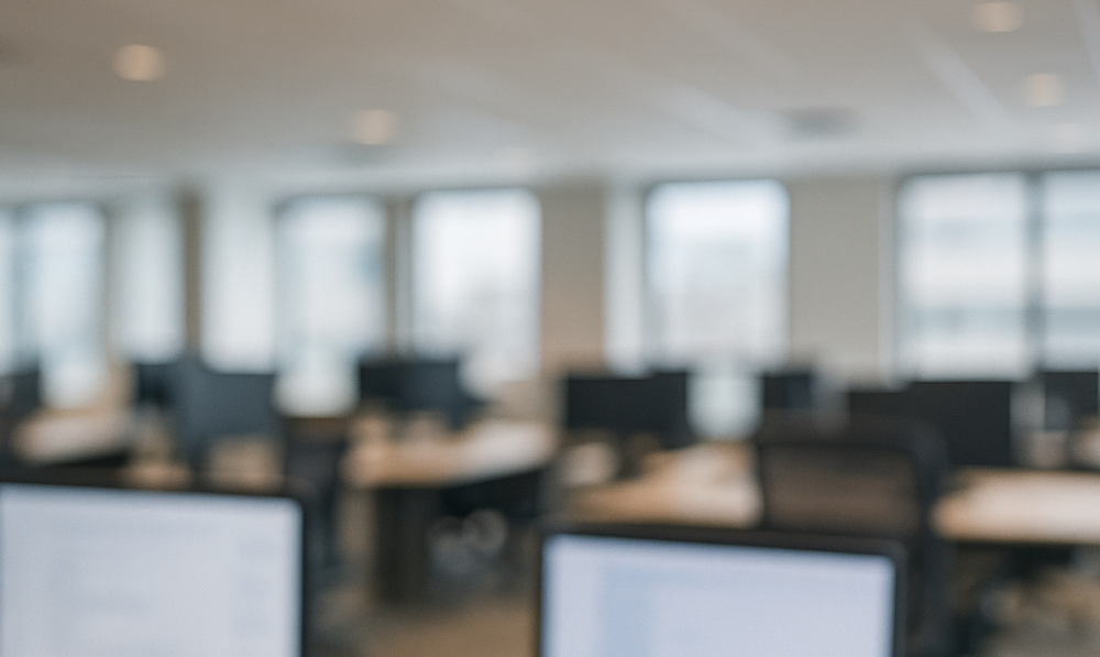 Datorer i ett kontorslandskap.