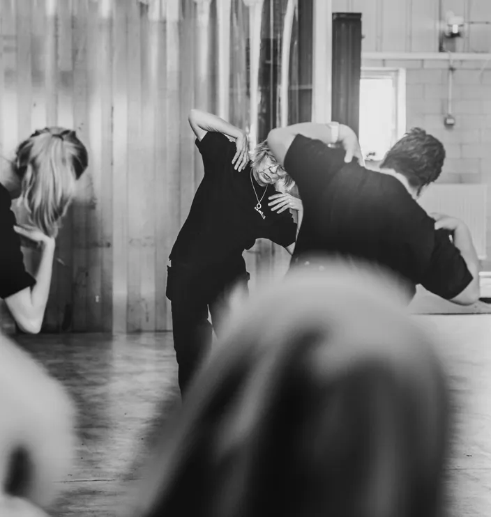 En stor del av produktionen står stilla när Anette Lindegren håller i pausgymnastiken.