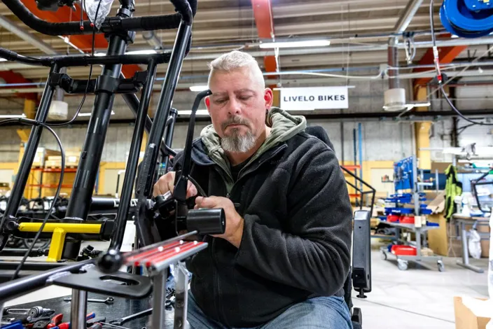 Porträtt av Johan Arfström i en inomhusmiljö.