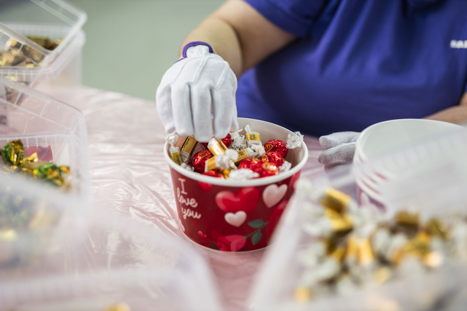 Anna Johnson packar godis på Hultén.