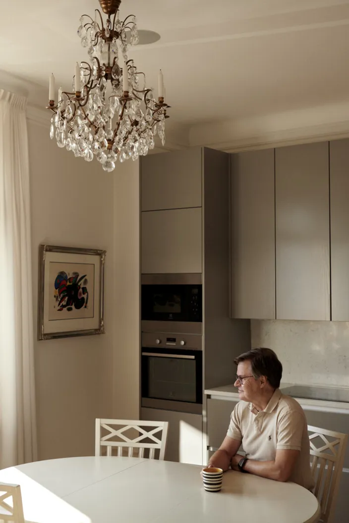 Porträtt på Kenneth i hans kök.