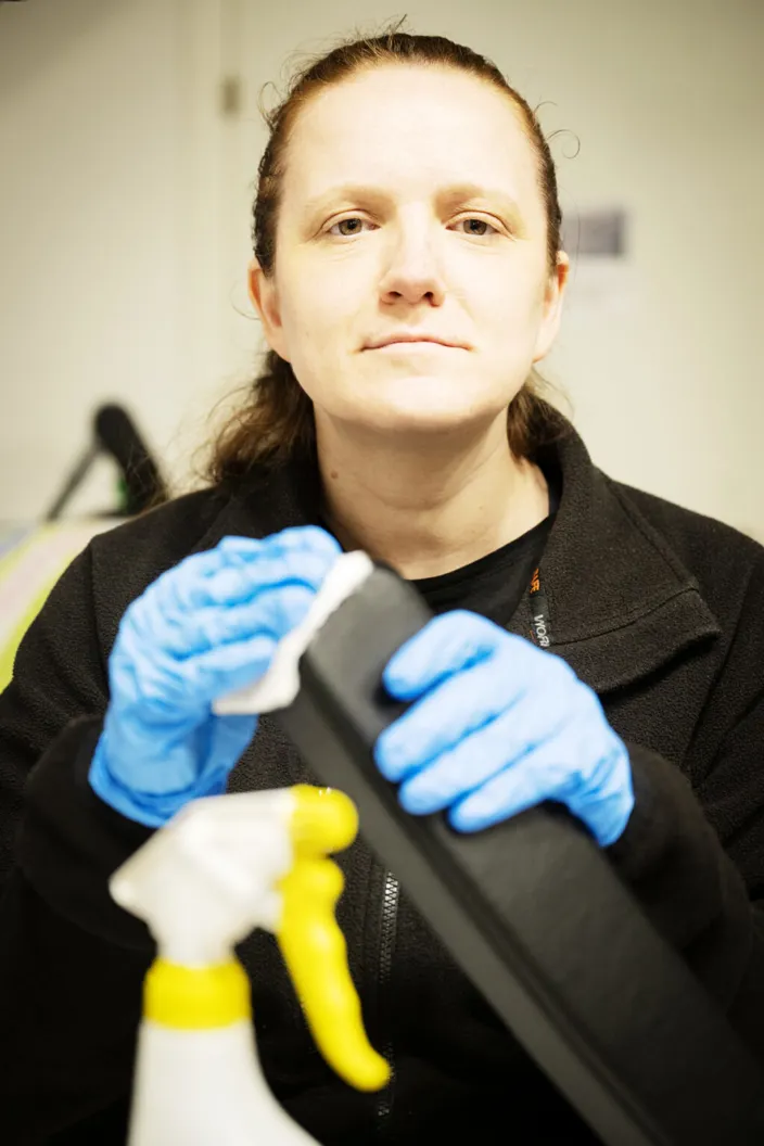 Linda Jonsson Källberg putsar delar till en rullstol. Att renovera sjukvårdsutrustning kräver många verktyg. 