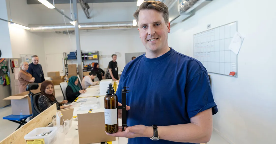 Porträtt av superentreprenören Christian Runius som håller upp sin tvålpump.