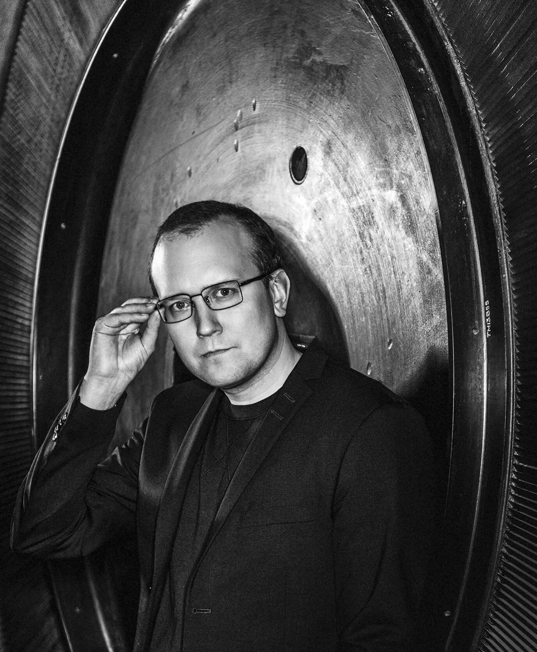 Man har handen på sina glasögon