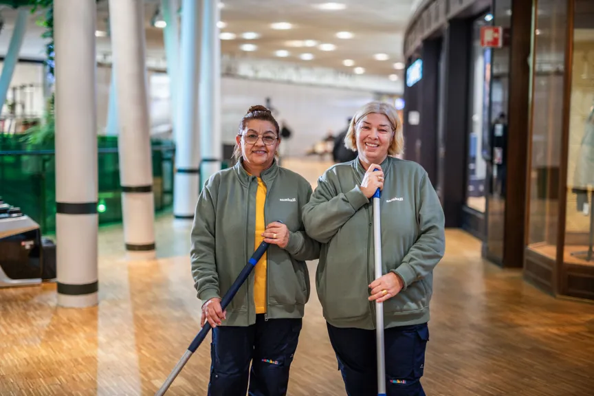 Två medarbetare från Samhall med städutrustning på Emporia.