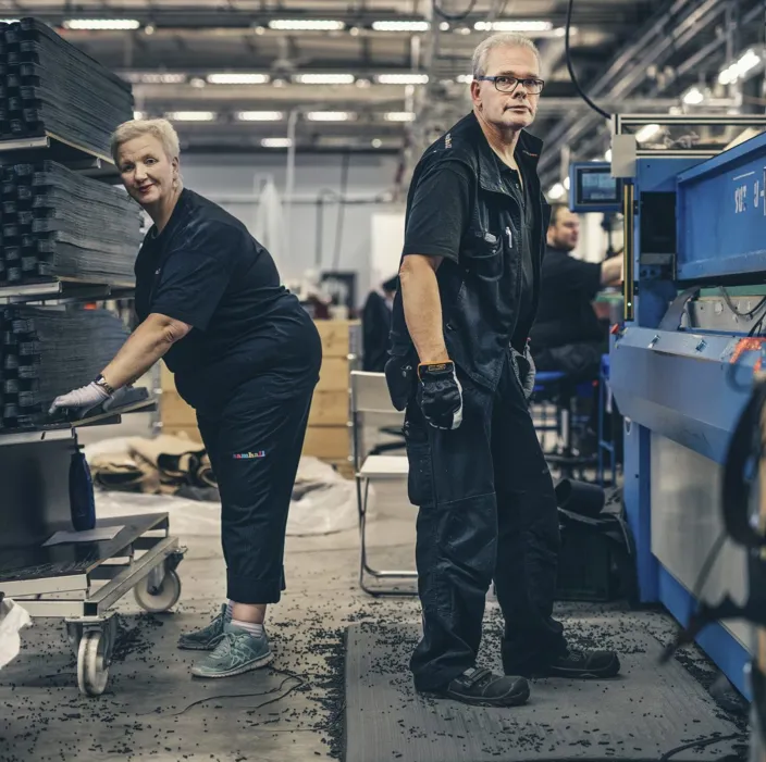 Åke Zackariasson och Annika Fagerström arbetar i ett inarbetat team vid stansmaskinen