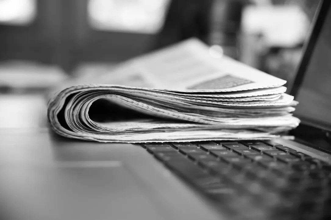 Svartvit bild på en tidning.