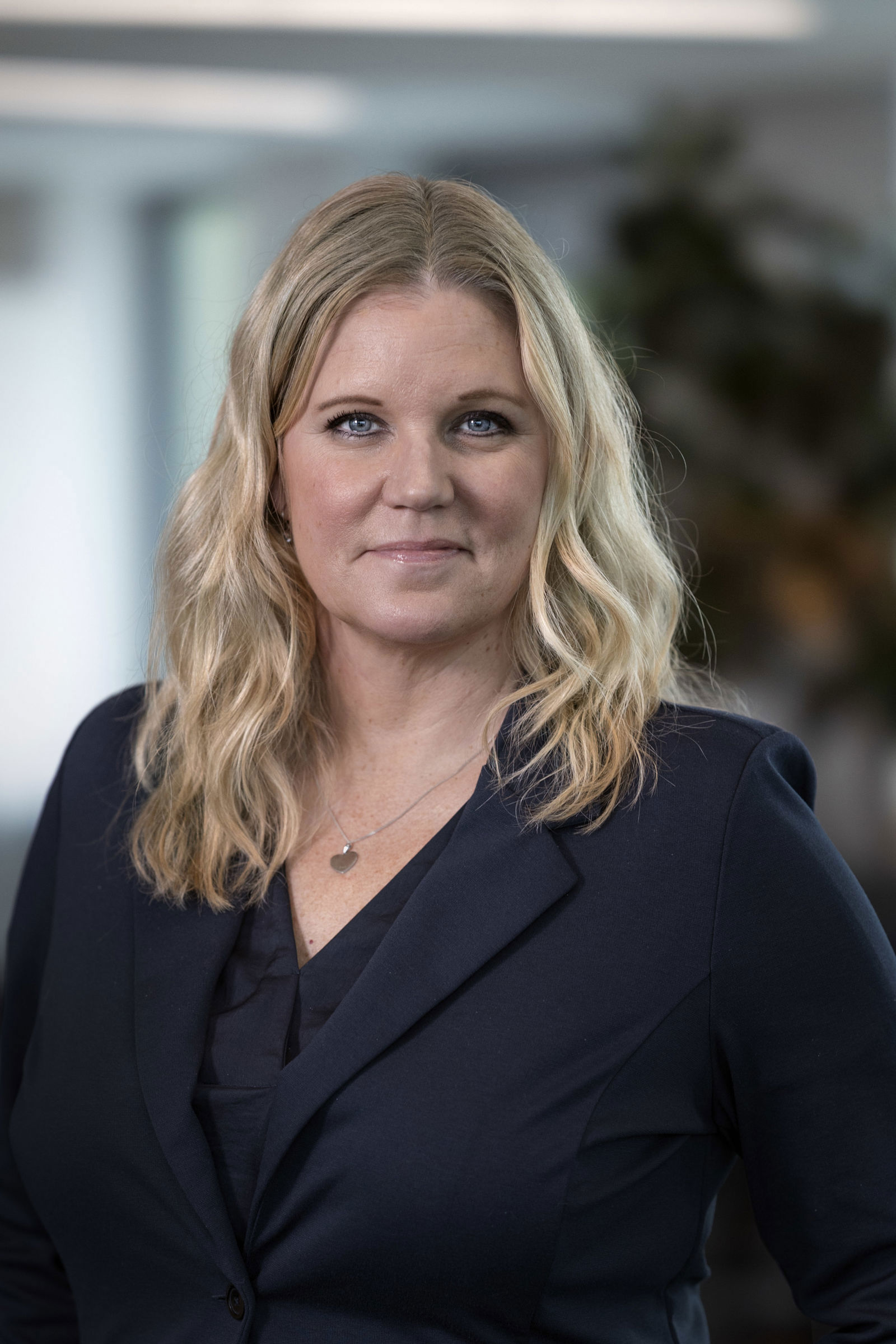 Portättbild på Anja L Sundberg, Press- och PR ansvarig, Samhall. 16 oktober 2025. Hon har ljust hår och blå ögon.