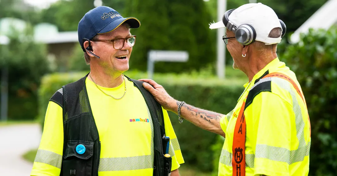 Samhall-medarbetaren Michael Johnsson klappar kollegan Mats på axeln.