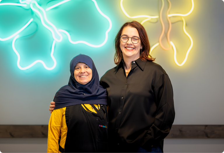 Vd Sara Revell Ford står tillsammans med en medarbetare.