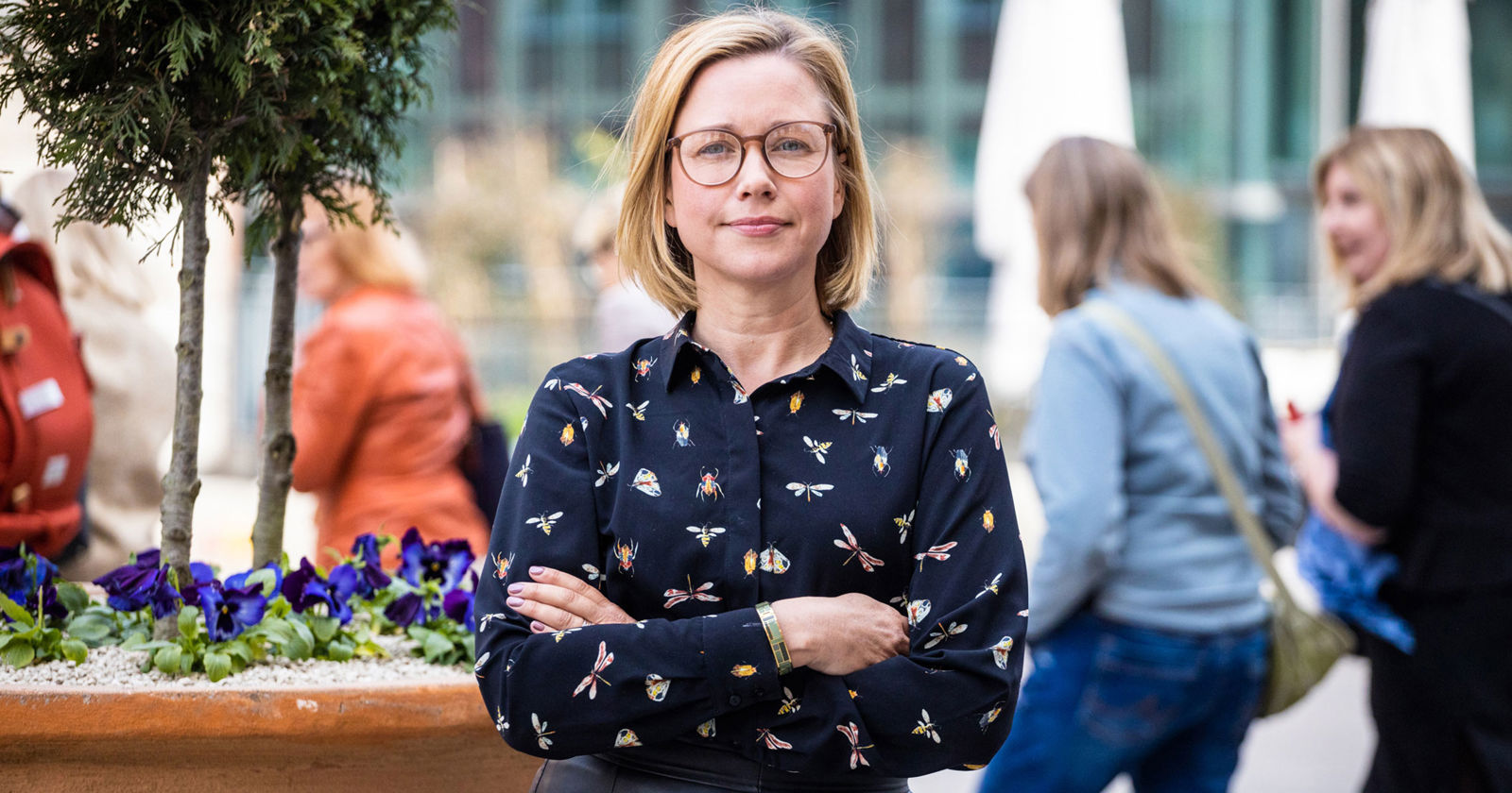 Bild på Josefine Ekros Roth som har armarna i kors och tittar in i kameran.