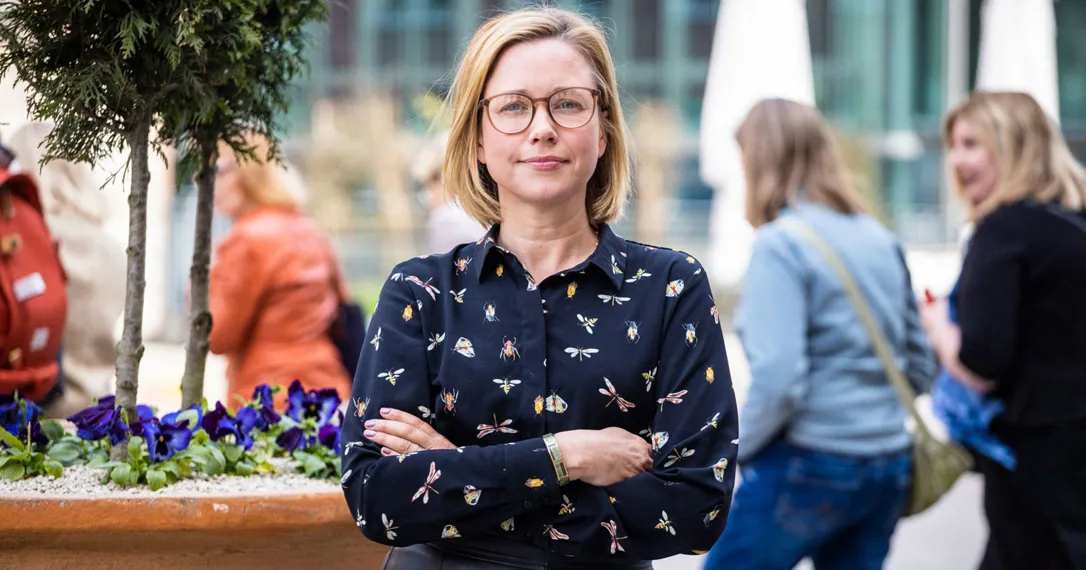 Bild på Josefine Ekros Roth som har armarna i kors och tittar in i kameran.