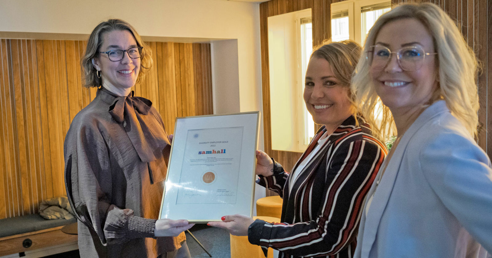 Sara Revell Ford, vd för Samhall, tar emot ett diplom av representanter från Women Ahead.