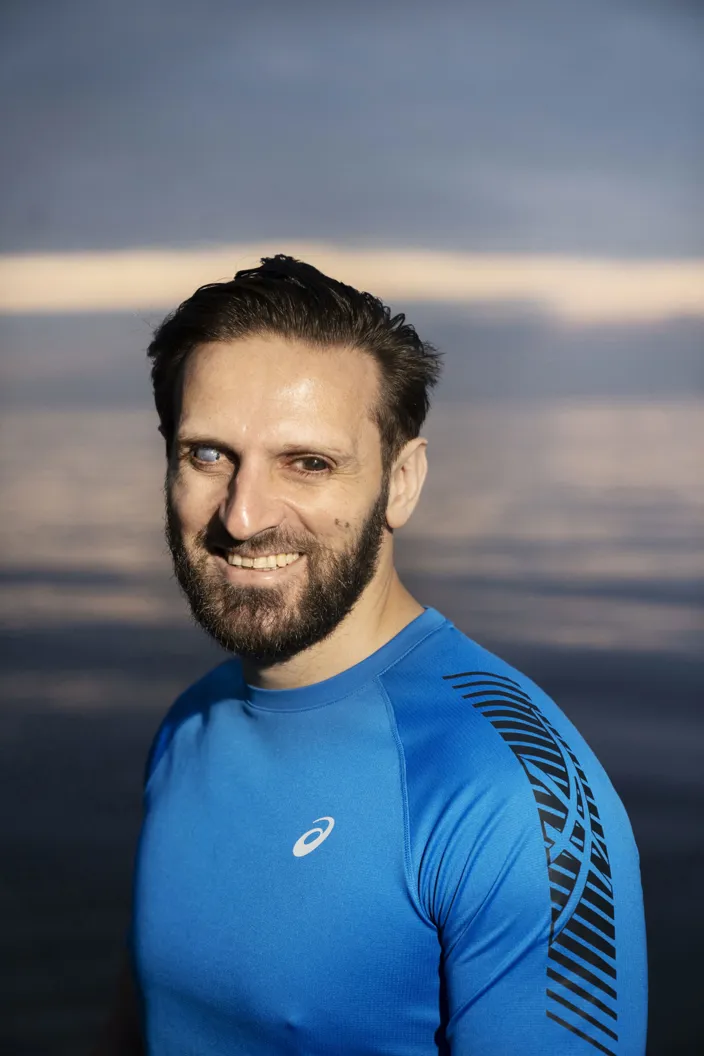 Porträttbild av Fatmir Seremeti vid västra Hamnen i Malmö.