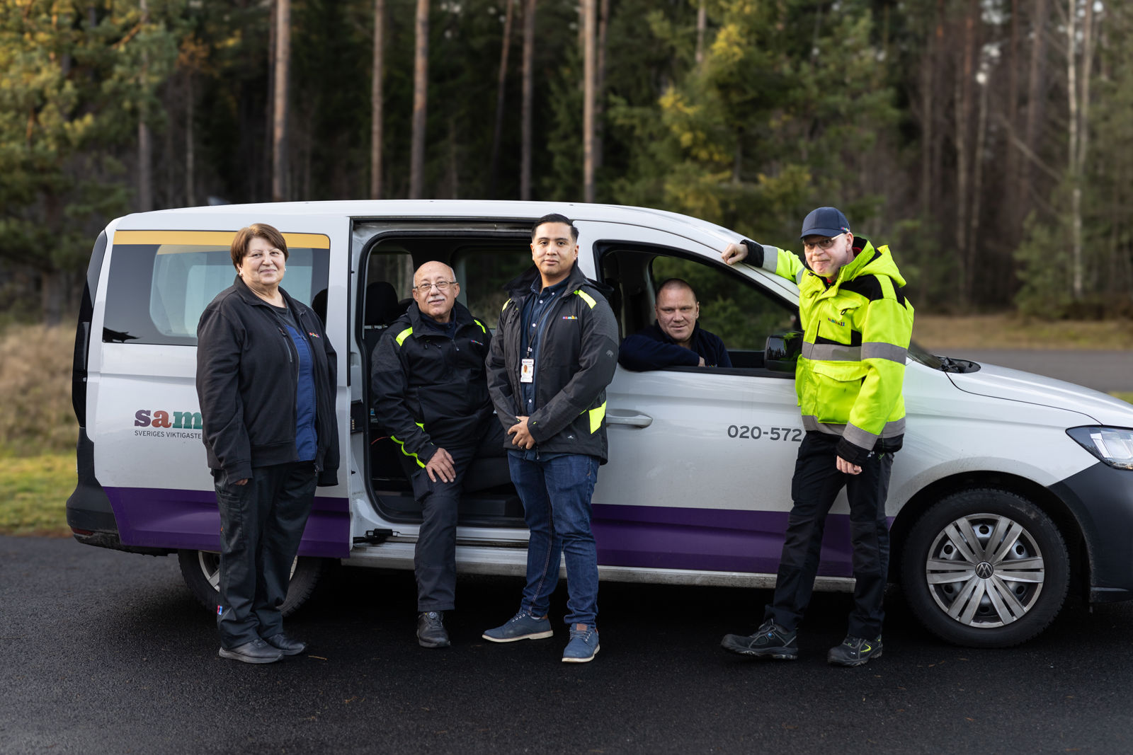 Jesper, områdeschef Samhall, står tillsammans med fyra medarbetare vid en Samhall-bil på en parkering utanför Götafors skola, Vaggeryds kommun.