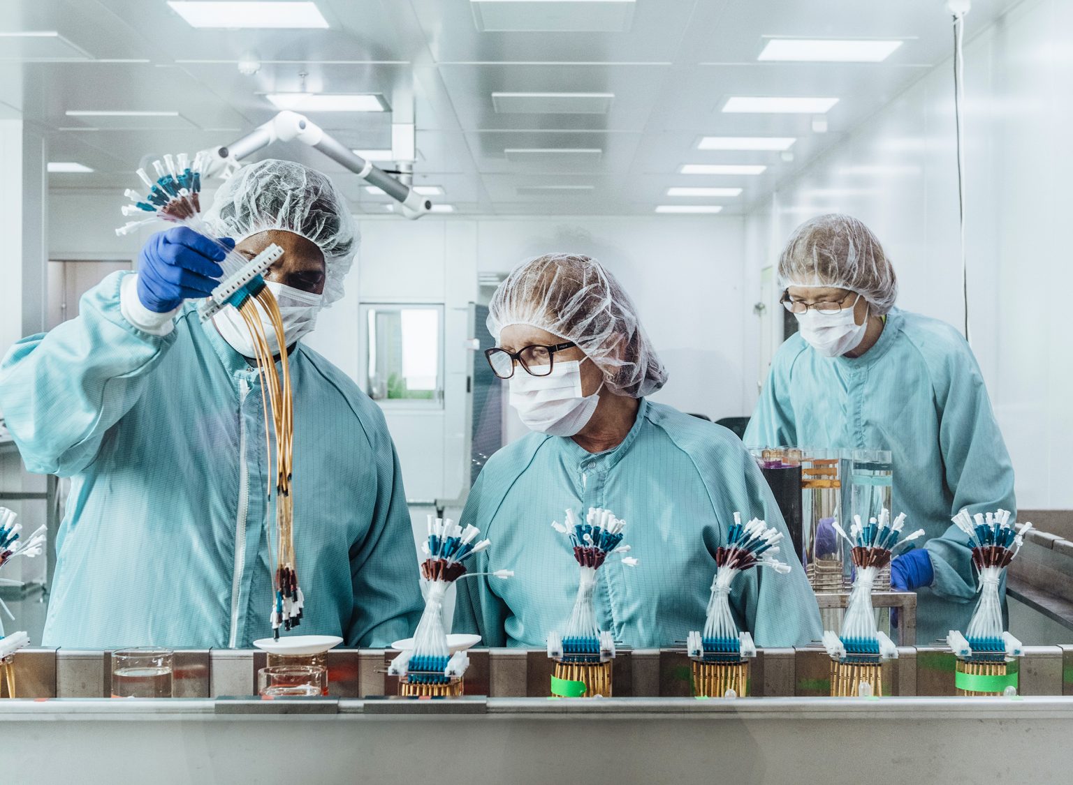 Forskare står i ett labb.
