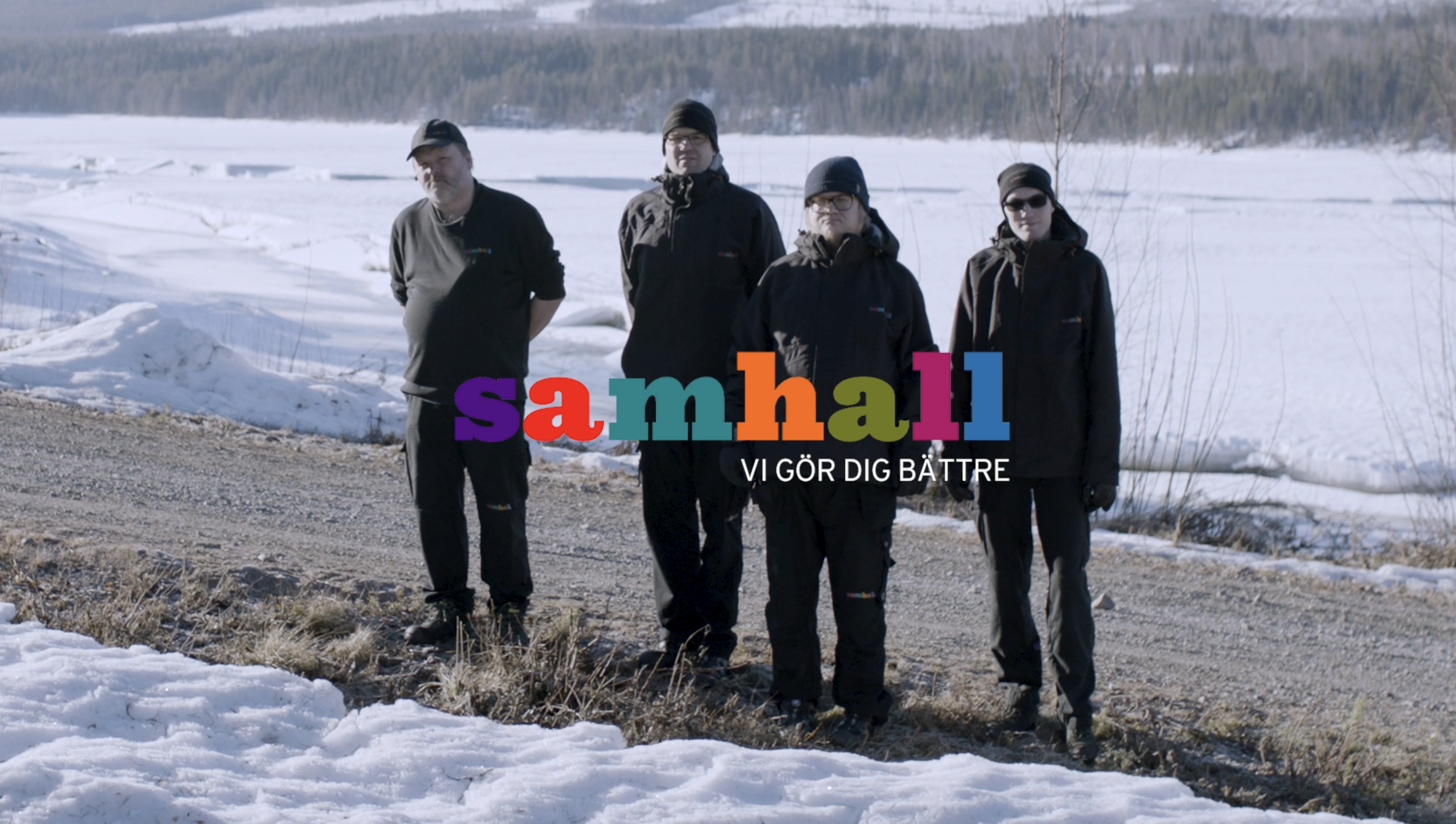 Personer i vinterlandskap med Samhallogga framför