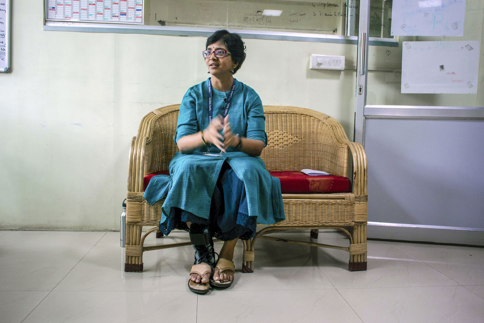 Shanti sitter i en soffa.