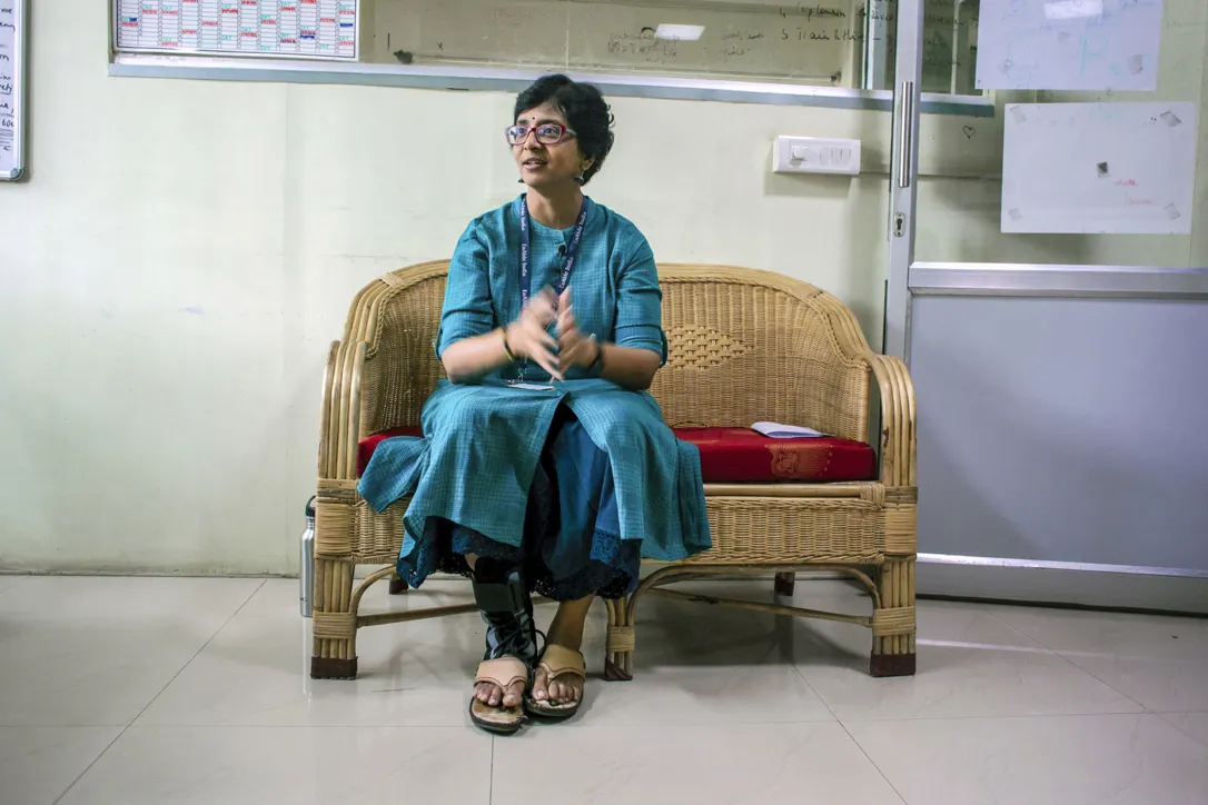 Shanti sitter i en soffa.