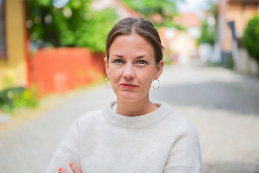 Porträtt av Anna Hagvall i Visby. Bakgrunden är somrig och grönskande.