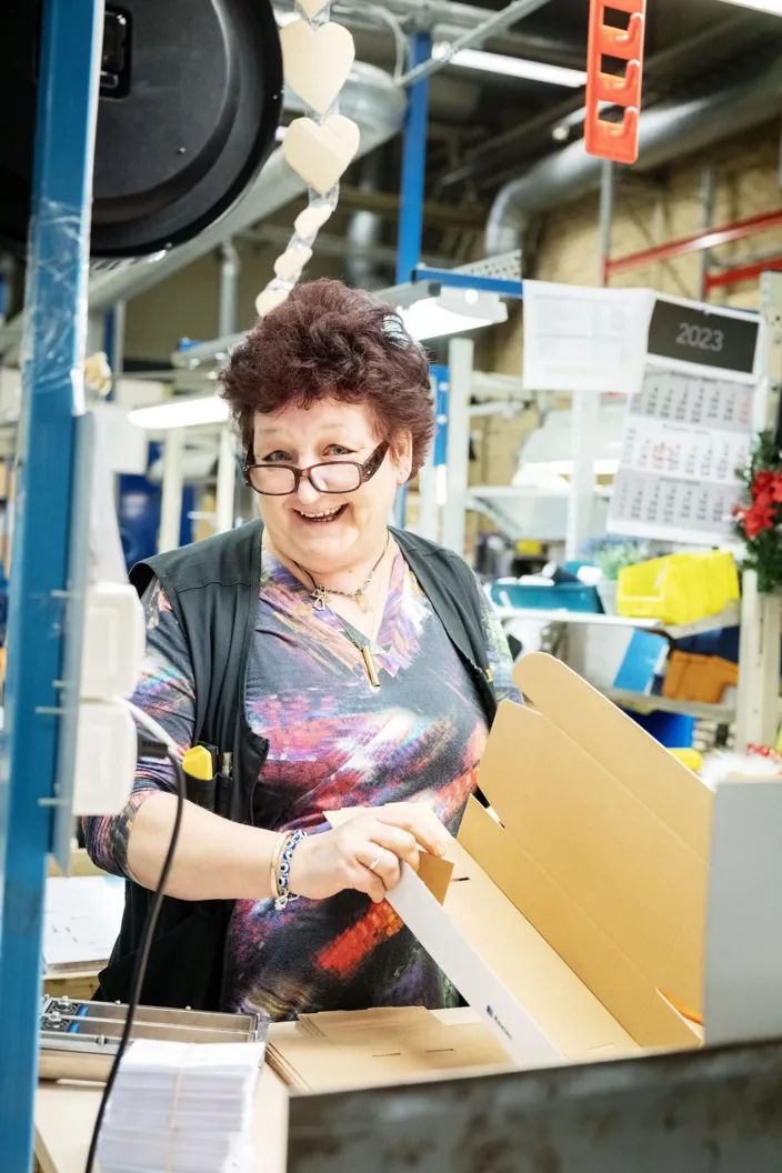 Csilla Szabo packar CF-moduler.