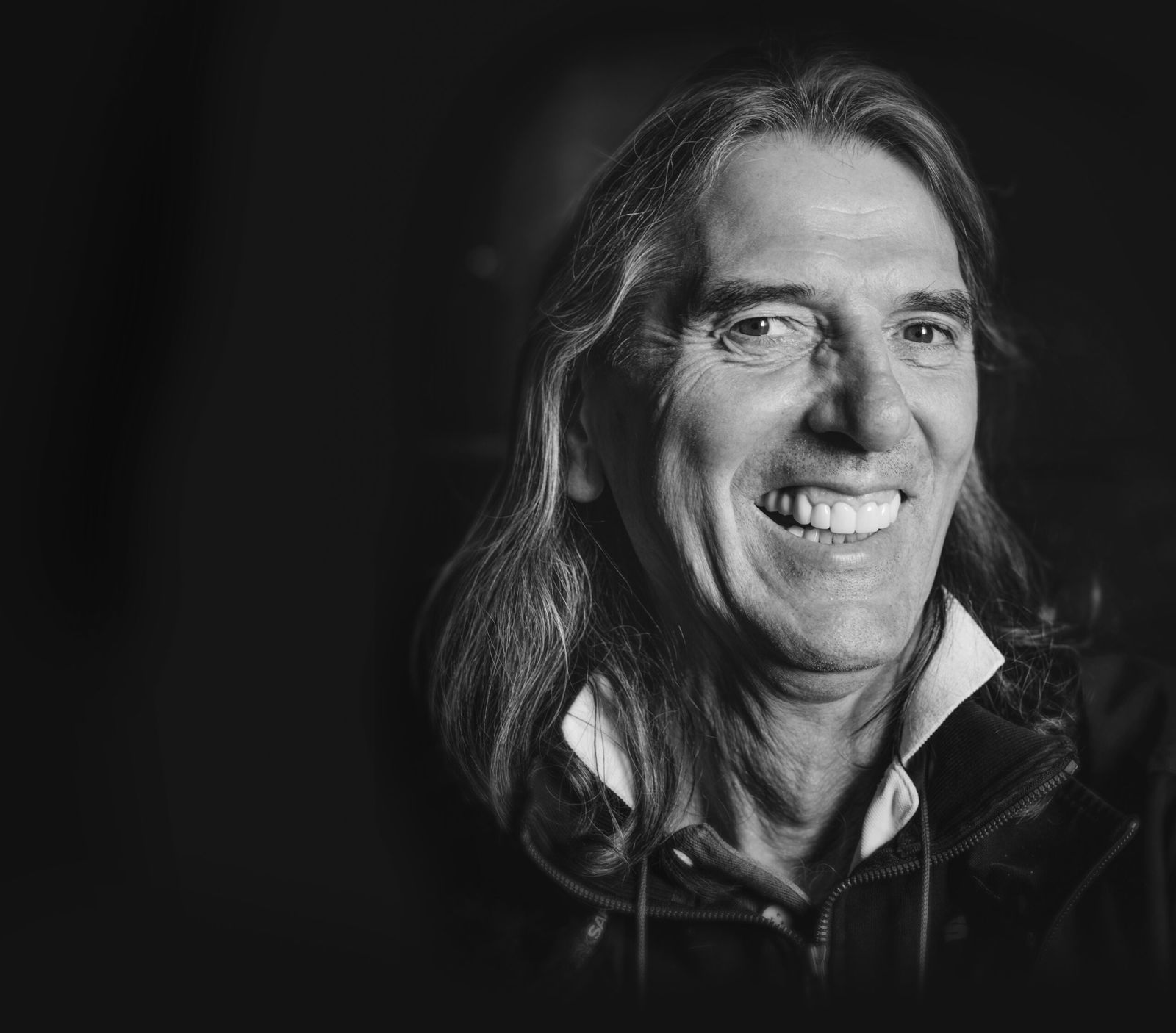 Porträtt man mot mörk bakgrund