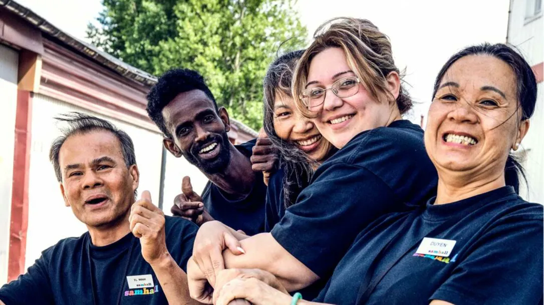 Fem Samhallsanställda ler mot kameran.