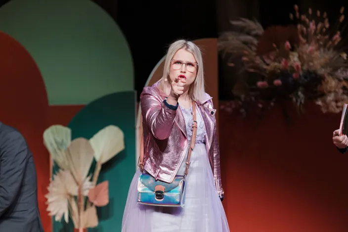 bild på Emma Örtlund som står och pekar in i kameran. 