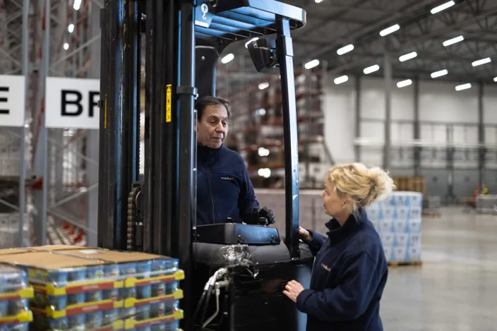 Adriana Zonneveld kör en truck.