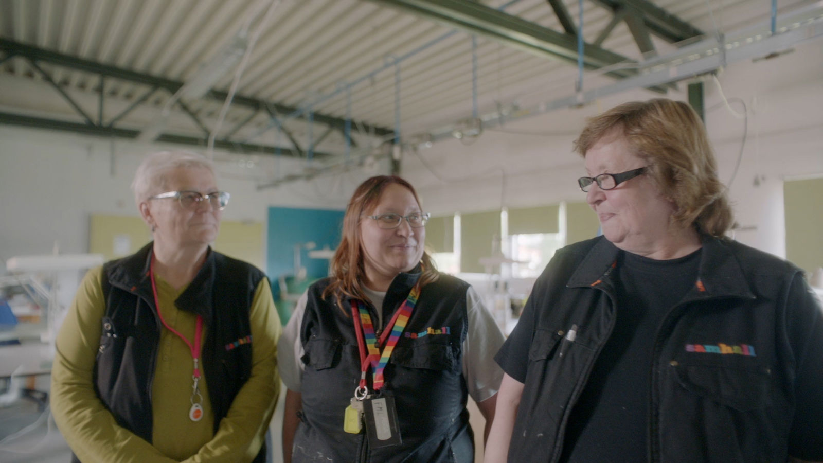 Tre personer med samhall-kläder