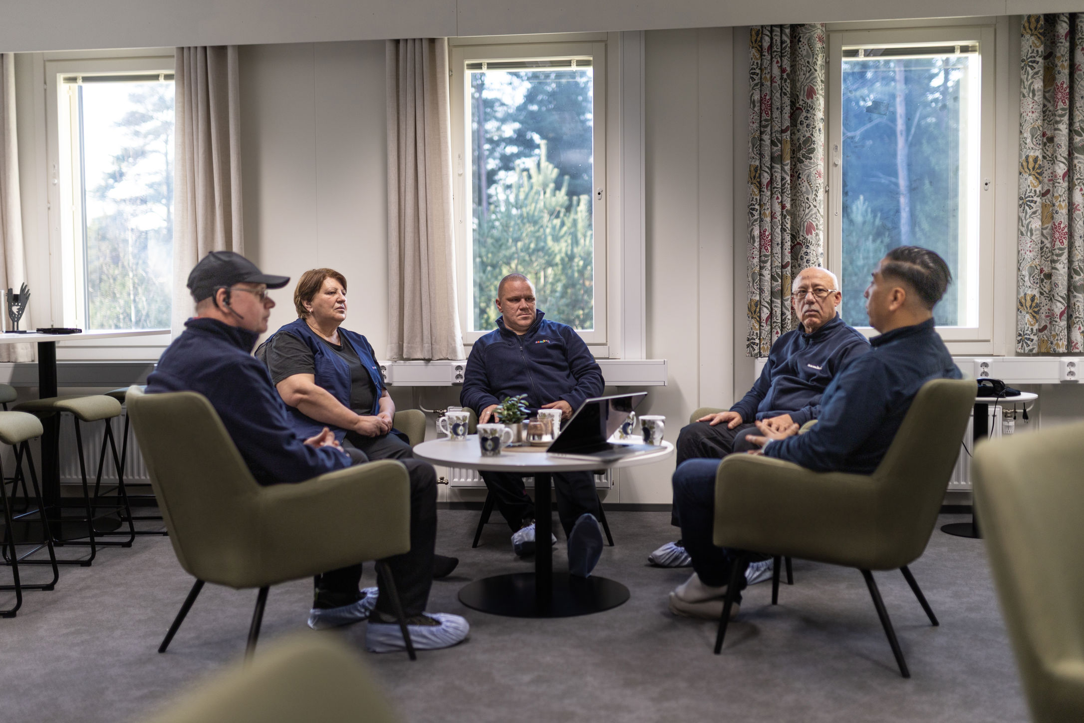Jesper, områdeschef Samhall, sitter tillsammans med fyra medarbetare i samtal i personalrummet på Götafors skola, Vaggeryds kommun.