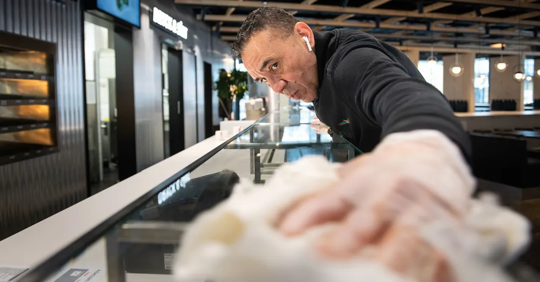 Humberto Rengifo putsar kassadiskens glas med en trasa.