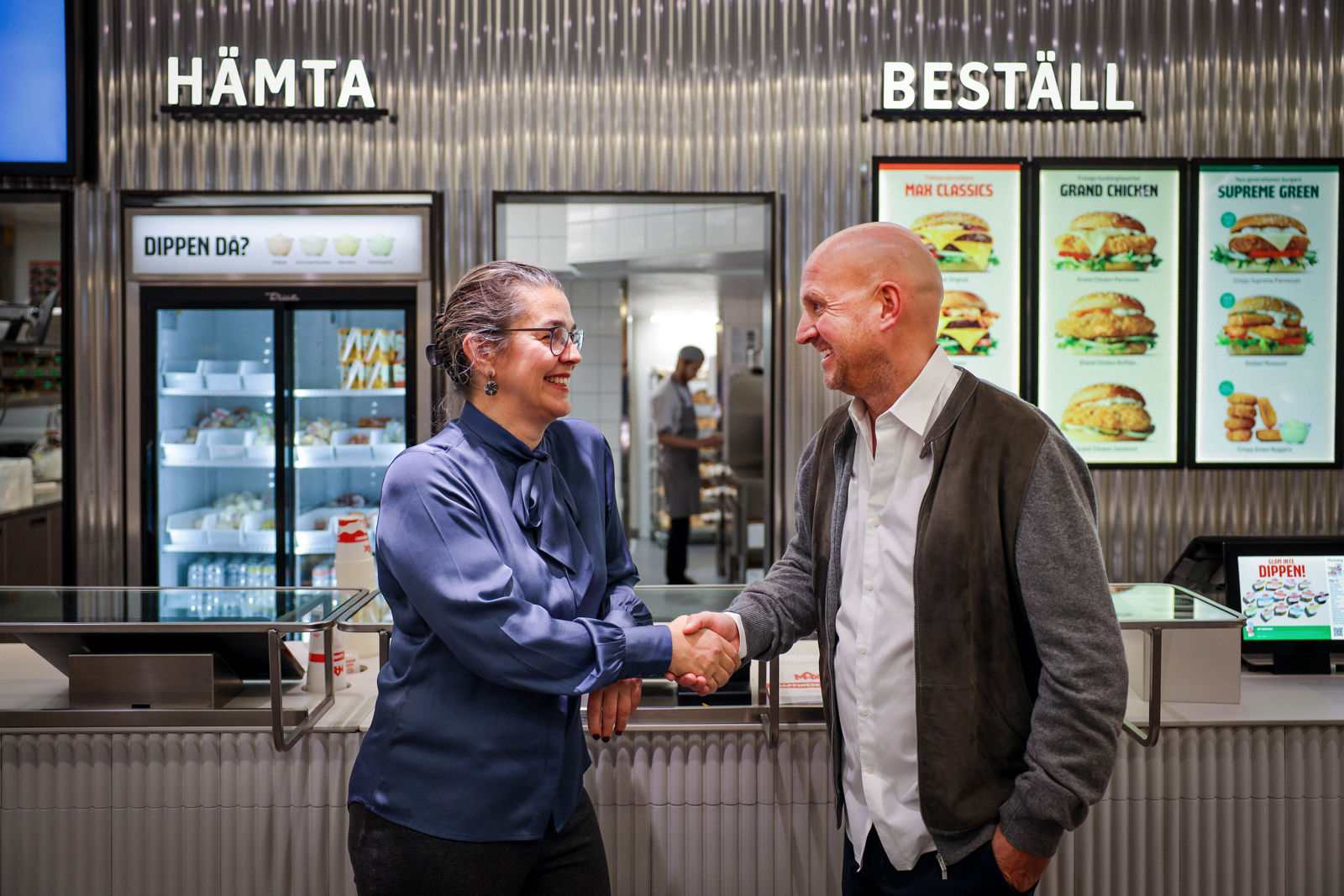 Utökat samarbete mellan Samhall och Max. På bilden Samhalls vd Sara Revell Ford och Christoffer Bergfors, vice koncernchef på MAX Burgers.