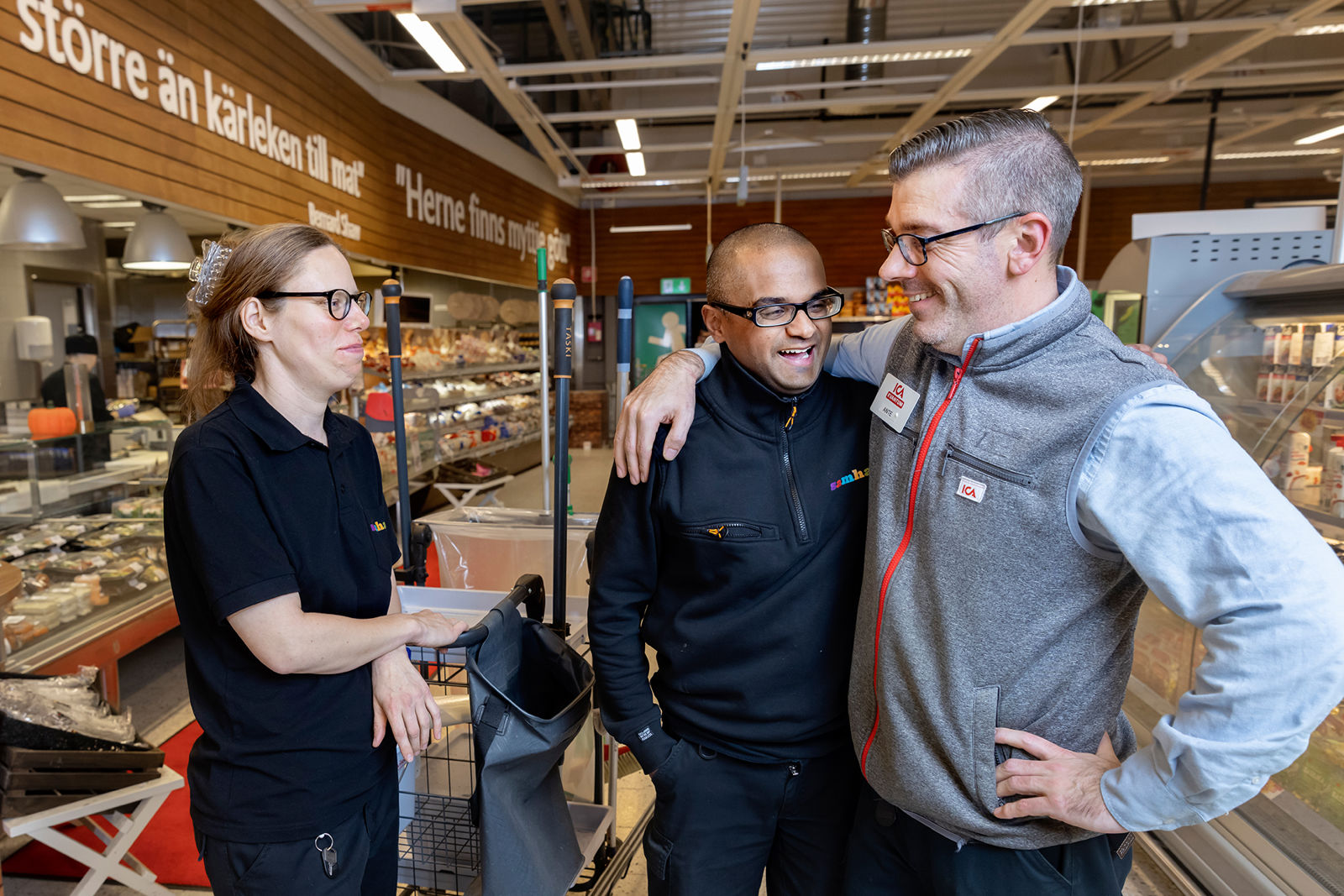 Person på Ica Kvantum i Sollefteå har en trevlig pratstund i butiken.