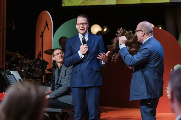 bild på prins Daniel på scenen när han håller i en mikrofon. 