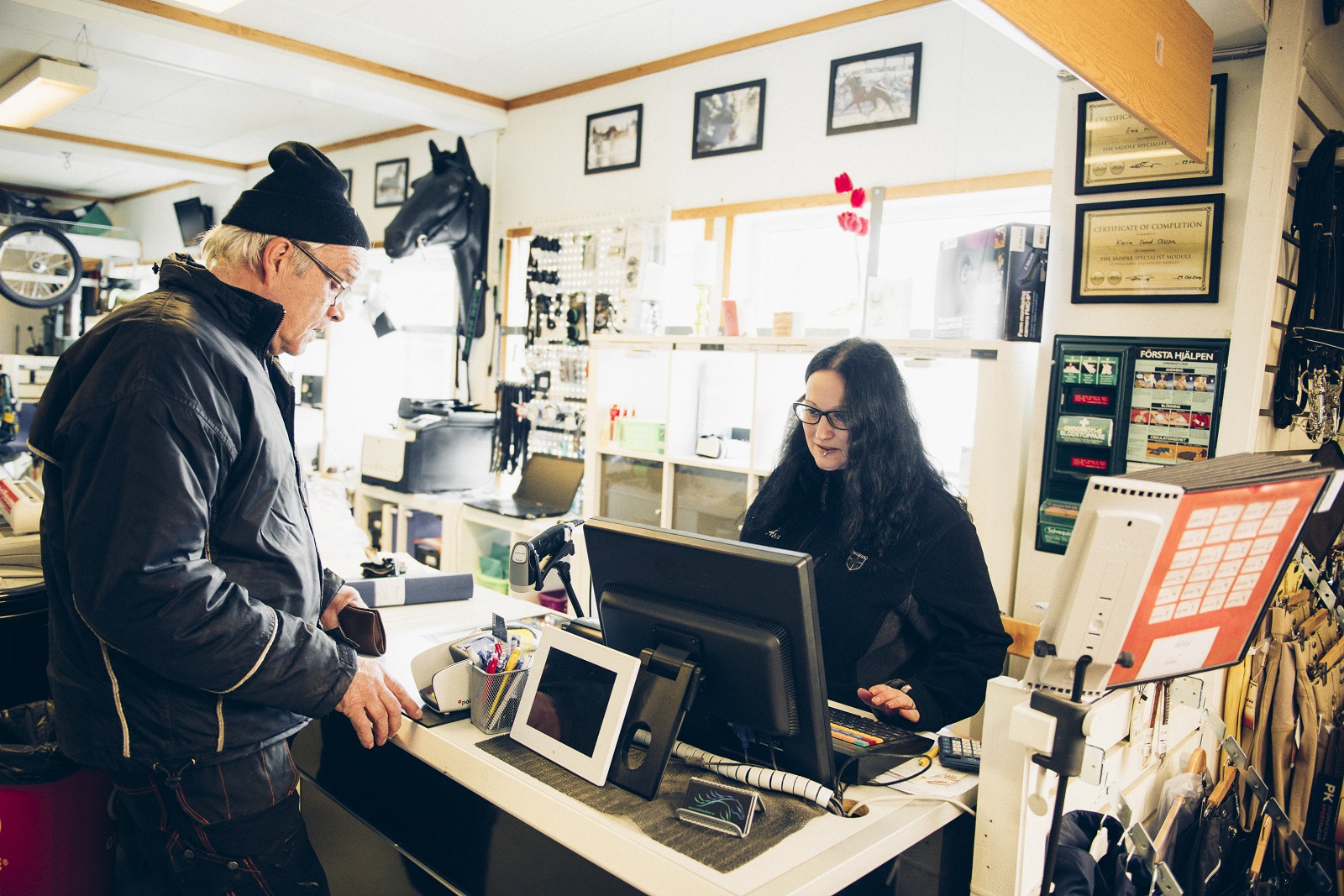Åsa Rosén har för det mesta fullt upp - många kunder kommer för att shoppa loss i hästbutiken.