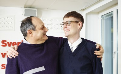 "När vi diskuterar och
brainstormar landar det alltid i någonting bra", säger Joakim Högström, producent av Radio Samhall.