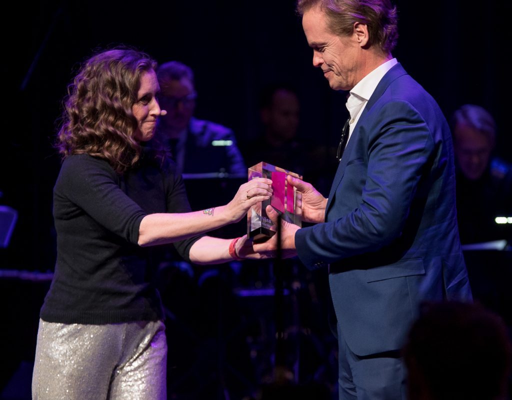 Kristian Kinch, vd på Bactiguard, tar emot Visa vägen-priset från Hanna Stjärne, vd på SVT