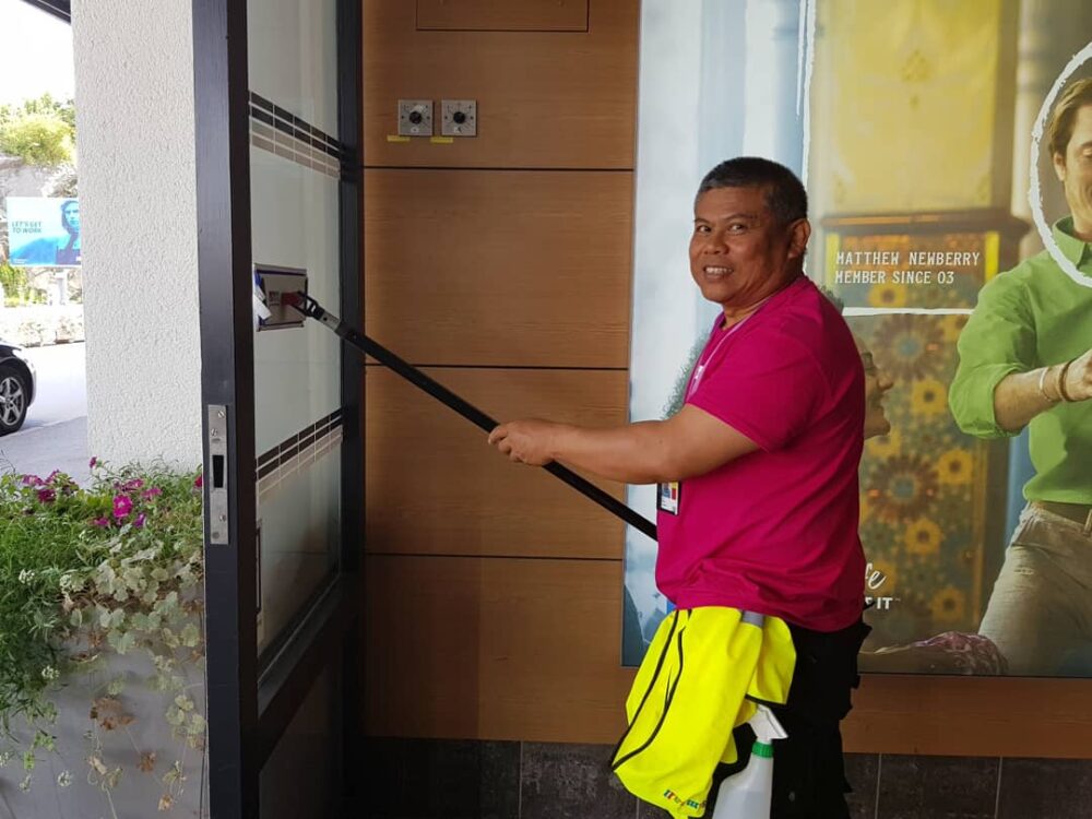 Medarbetare tvättar fönster på Bromma flygplats