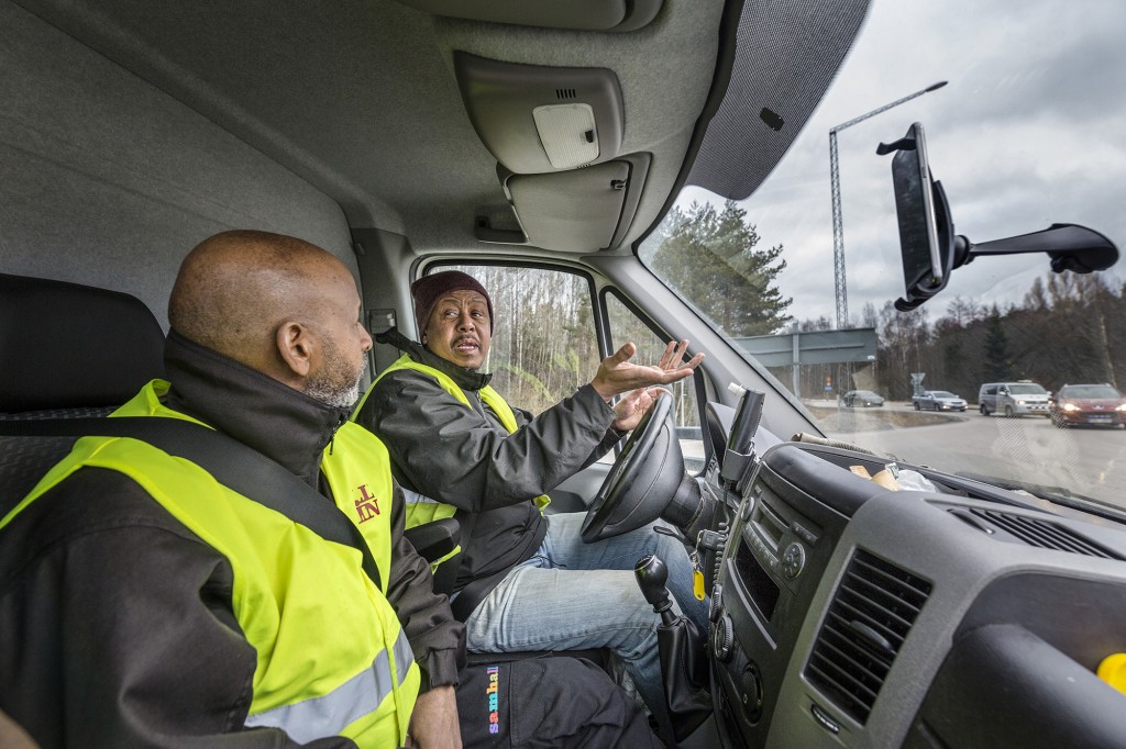 Maten som levereras av Samhalls medarbetare sorteras och läggs upp, för att sedan delas ut till alla de behövande som kommer dagligen.