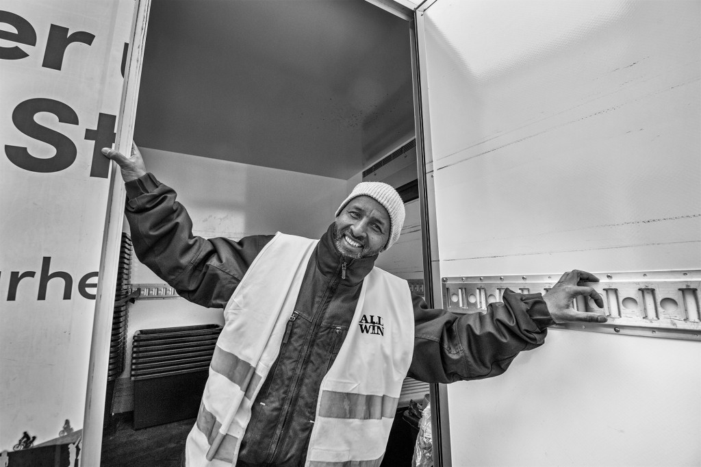 HUSSEIN KOLMIE MEDARBETARE PÅ SAMHALL Hussein Kolmie har varit på Samhall i över tio år. Han har tidigare arbetat som snickare och har nyligen börjat jobbet som hämtare för Allwin.